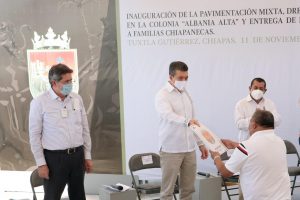 Rutilio Escandón Cadenas y Carlos Morales Vázquez entregan escrituras públicas