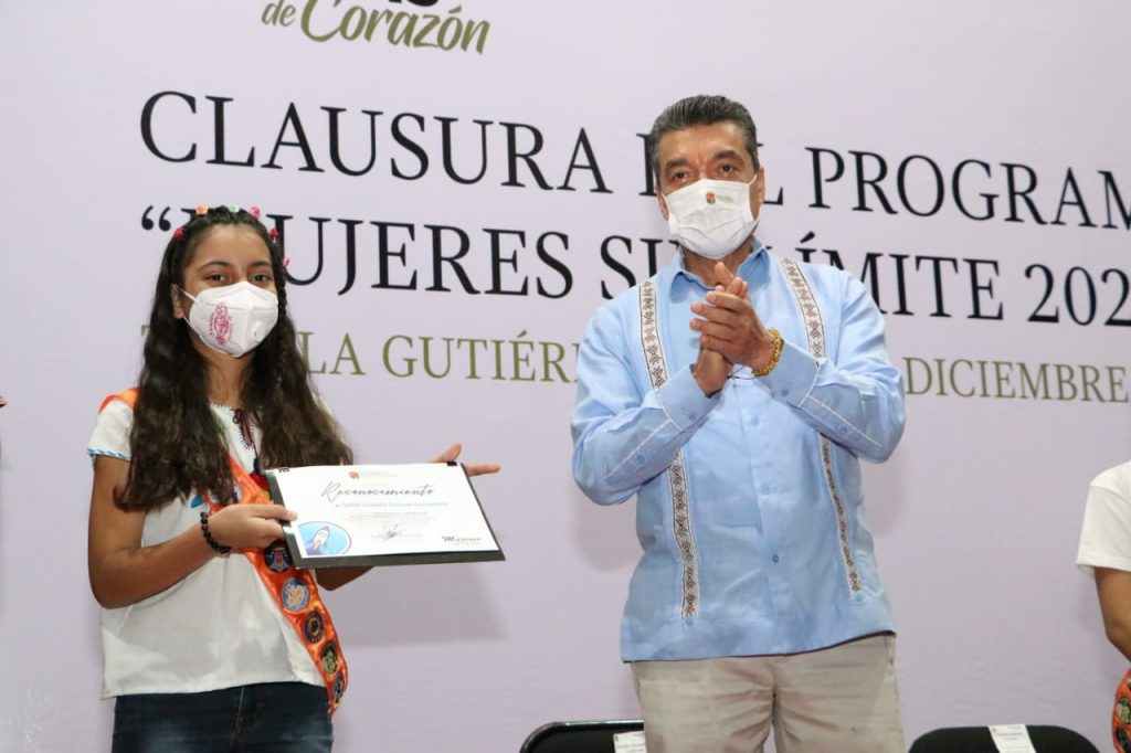 Clausura Rutilio Escandón el Programa “Mujeres sin Límite 2020” en beneficio de niñas tuxtlecas