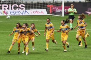 Con polémica arbitral, Tigres femenil amarró la ventaja mínima en la final de ida