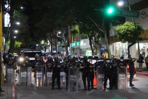 Desalojan a estudiantes que obstruían accesos de Palacio de Gobierno