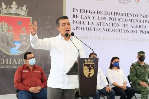 Dignifica Rutilio Escandón labor de policías municipales de la Región Maya