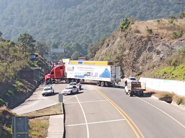 En defensa de su caja de ahorro maestros bloquean carretera SCLC-Tuxtla