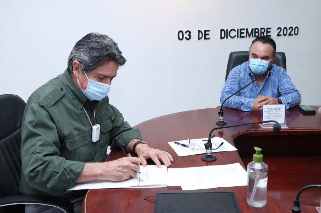 Firma Carlos Morales Vázquez escrituras públicas del fraccionamiento Las Águilas en Tuxtla