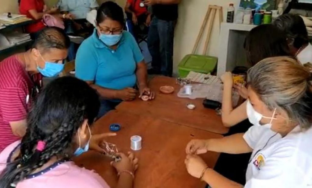 Por la crisis económica Personas discapacitadas participan en talleres para autoemplearse
