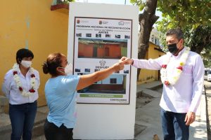 Rutilio Escandón recorre viviendas entregadas del Programa Nacional de Reconstrucción