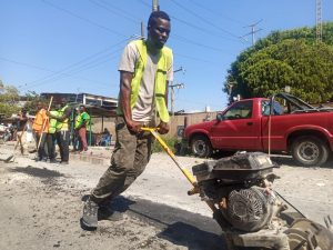 Albañiles mexicanos desplazados por mano de obra migrante explotada por constructores