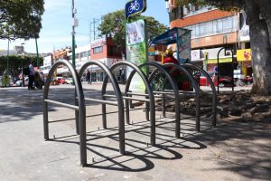 Ayuntamiento de Tuxtla instala ciclopuertos metálicos en espacios públicos