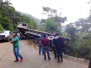 Derrapa Torton cargado de cemento en Simojovel