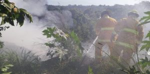 En Colonia Santa Clara, PC de Tapachula y bomberos sofocan incendio de basurero