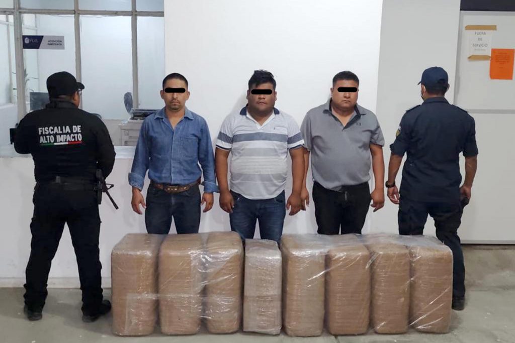 FGE decomisa cargamento de droga y detiene a tres personas en Arriaga