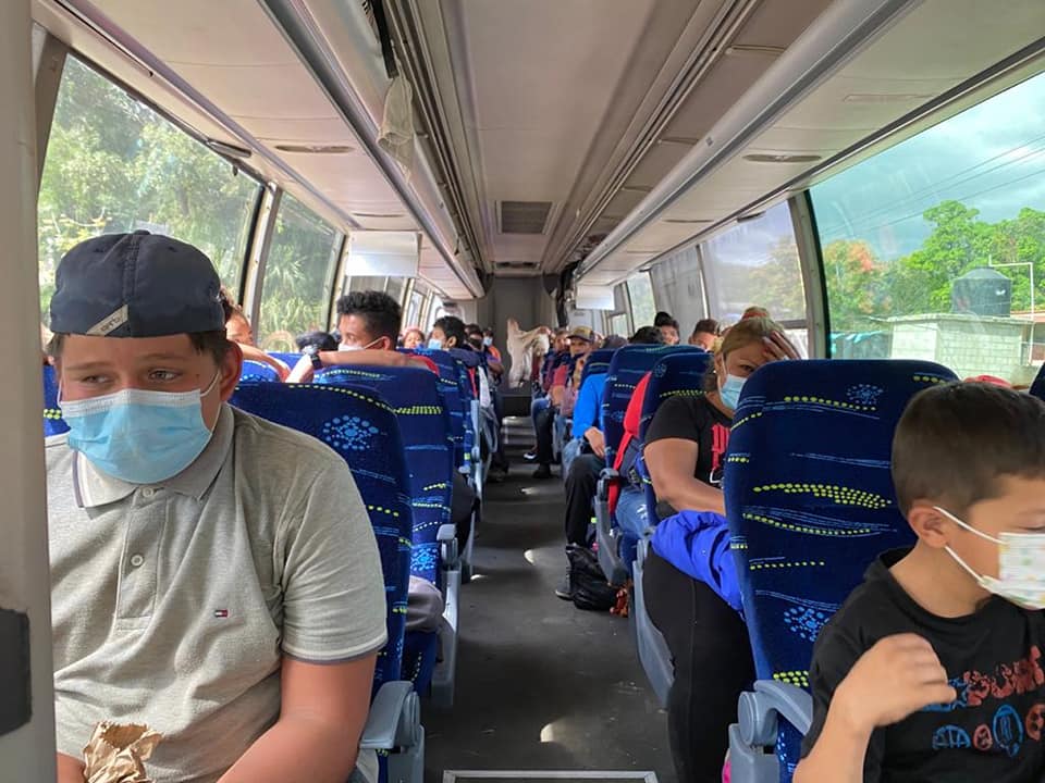 Migrantes siguen retenidos en Guatemala, México envía autobuses para repatriación a Honduras 