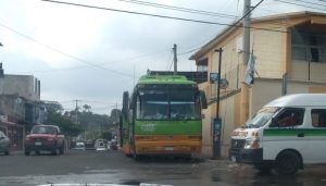 Tijuaneros habilitan como terminal el parque del Malecón ante omisión de autoridades 