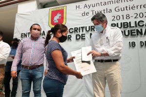 Entrega Carlos Morales Vázquez Escrituras Públicas a familias tuxtlecas