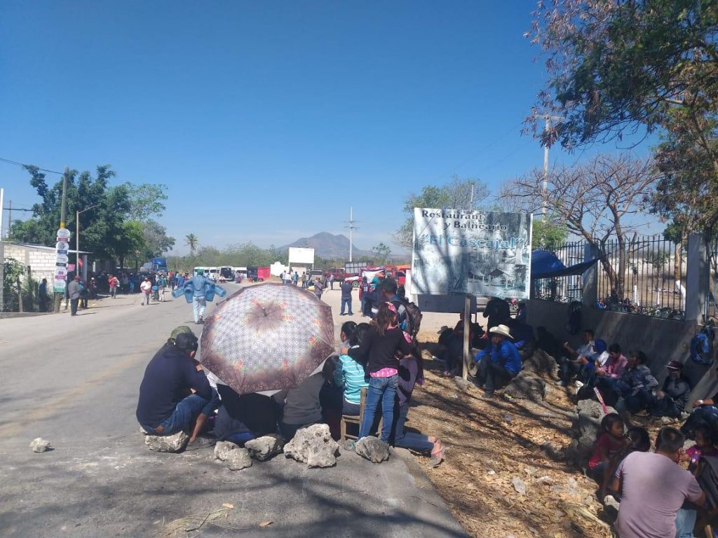 Piden se cumplan compromisos. Bloquea la OCEZ tramo Carranza-Las Rosas