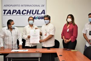 Alcalde José Alberto de Sancristóbal atestigua entrega de distintivo S al Aeropuerto de Tapachula