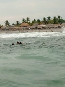 Armada de México rescata a dos personas en la playa San Benito de Puerto Madero