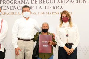 Con entrega de escrituras, Gobierno de Chiapas hace justicia social a familias tapachultecas