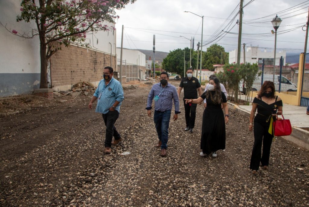 En Tuxtla, supervisa Karla Burguete obras de pavimentación en Santa Elena