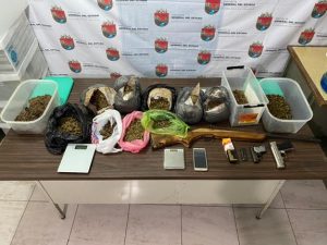 FGE asegura droga y armas en diligencia de cateo en Tuxtla