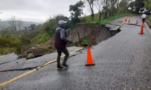 Lluvia por el Frente Frío 43 desgaja carretera Villahermosa-Escopetazo