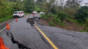 Lluvia por el Frente Frío 43 desgaja carretera Villahermosa-Escopetazo