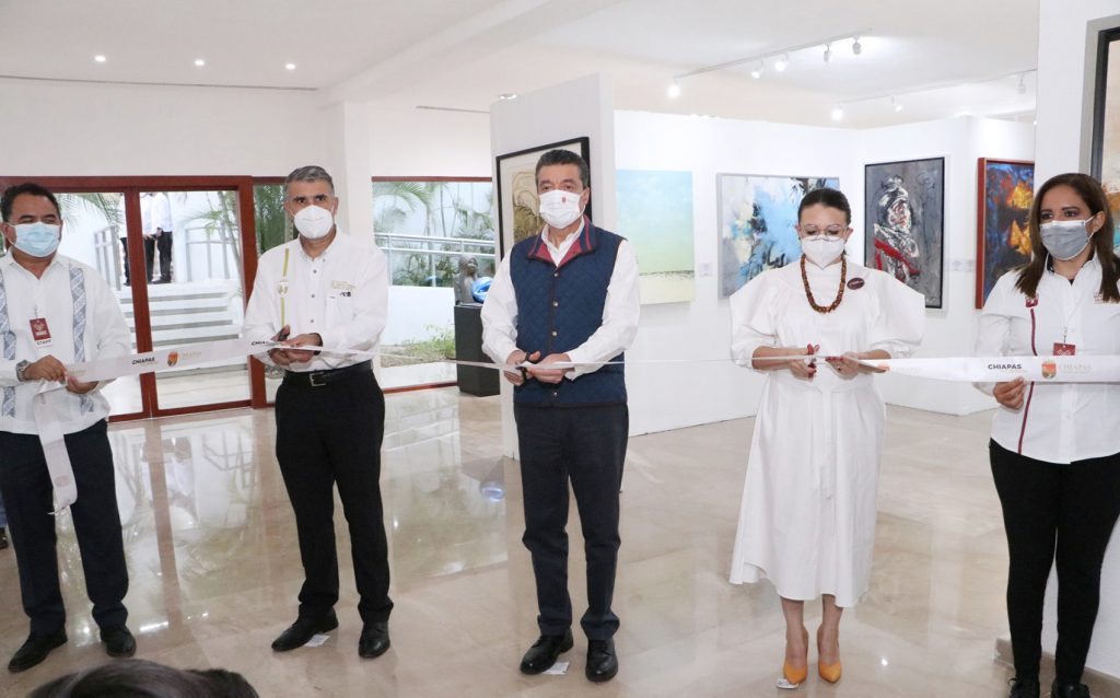 Remodelan Casa de las Artes y las Culturas “Corazón Borraz en Tuxtla Gutiérrez • Se concreta un espacio dedicado exclusivamente a las expresiones artísticas, en el que podrán participar todas y todos, sin distinción • Con esta obra, se rinde homenaje al inventor de la marimba, originario de Venustiano Carranza; estará abierto al público bajo las medidas sanitarias • Entregan batuta al nuevo director de la Orquesta Sinfónica de Chiapas y apoyos a beneficiarios del Pacmyc Durante la remodelación de la Casa de las Artes y las Culturas “Corazón de Jesús Borraz Moreno”, en el municipio de Tuxtla Gutiérrez, el gobernador Rutilio Escandón Cadenas destacó la consolidación de este espacio de expresiones artísticas, lo que da muestra del compromiso de su gobierno de que, pese a la emergencia sanitaria, en Chiapas no se ha bajado la guardia para impulsar obras necesarias para el pueblo, dejando a un lado lo superficial y concentrándose en la realidad que requieren los municipios y regiones de Chiapas. Luego de recorrer las instalaciones adaptadas para este recinto, en el que se rinde homenaje al hombre indígena del municipio de Venustiano Carranza que inventó la marimba, el mandatario manifestó su alegría de convertir la extinta Casa de Gobierno en un espacio donde la cultura no solo prevalezca sino que crezca, con la finalidad de que más gente conozca la riqueza histórica y cultural de la entidad, pero también un lugar donde se promueva el respeto, la hermandad y fraternidad entre los pueblos. “Durante años este espacio estuvo mal aprovechado, porque se obtuvo con el recurso del pueblo y hoy estamos contentos de ver que el pueblo puede disfrutar y gozar de lo que es suyo. Esta es una nueva cultura a la que nos tenemos que acostumbrar, porque los gobernantes debemos vivir como cualquier otro ciudadano y trabajar de manera responsable, seria y honesta para atender las necesidades más importantes y más sensibles de Chiapas”, expresó al convocar a todas y todos a darle difusión para que la población visite este centro dedicado a todas las bellas artes que distinguen a la entidad. Al entregar la batuta al nuevo director de la Orquesta Sinfónica de Chiapas, Rogelio Maximiliano Flores Vergara, y apoyos a beneficiarios del Programa de Acciones Culturales Multilingües y Comunitarias (Pacmyc), Escandón Cadenas enfatizó que la recomendación de este gobierno es que cualquier obra que se inaugure no lleve el nombre de políticos sino de mujeres y hombres que han aportado a la grandeza y el progreso de sus comunidades y de Chiapas, ya que de esta manera se enaltecerá la conciencia y el trabajo que estas personas han hecho por el bien común, como Corazón Borraz que fue un hombre humilde, con talento que disfrutaba mucho el arte y eso lo motivaba a seguir trabajando. Tras precisar que para hacer las cosas bien no se necesita invertir tanto dinero sino trabajar con lealtad, honestidad y con amor por Chiapas, el mandatario agradeció a las y los empresarios constructores que se han sumado al llamado de solidaridad para hacer obras de calidad y con precios justos. “En este gobierno no se les pide nada a cambio, se acabaron los moches, porque es un delito y un insulto que el dinero se mal utilice. Solo hemos solicitado que hagan obras dignas y de utilidad para el pueblo”. Al informar que la remodelación se hizo con un 50 por ciento menos del presupuesto originalmente establecido, el secretario de Obras Públicas, Ángel Carlos Torres Culebro, aseguró que esta obra honra y cumple la palabra del mandatario estatal de devolverle al pueblo lo que en derecho le corresponde, estableciendo una cultura de la honestidad y de hacer más con menos o con lo mismo, con precios justos sin demeritar la calidad. “Generamos economías que trascienden a más obras en beneficio del pueblo de Chiapas, es el sueño del gobernador y es lo que buscamos en alianza de las constructoras y la sociedad civil. Ya no tenemos alberca, aulas para banquetes personales, habitaciones suntuosas, hoy, esta casa de la cultura cuenta con una concha acústica, una galería para exposiciones de arte, un salón de danza y un audiovisual, lo que representa justicia social”, manifestó. En tanto, la directora general del Consejo Estatal para las Culturas y las Artes de Chiapas, Maritsa Concepción Maranto Zepeda, detalló que esta casa contará con la exposición de lo más representativo de las manifestaciones artísticas del estado, abriendo la participación mediante una convocatoria tanto para talleristas como para participantes; en este sentido, albergará a distintas creadoras y creadores, a través de un programa de estancias artísticas. “La deuda con los pueblos originarios y con el rescate cultural se empezó a subsanar con esta nueva forma de gobernar, en esta nueva manera de observar nuestro pasado, misma que nos permite comprender que sólo el arte y la palabra podrán salvarnos”, dijo al resaltar el esfuerzo conjunto para reinaugurar este espacio con el fin de adecuarlo y mantenerlo abierto bajo las medidas sanitarias. Asistieron la secretaria general de Gobierno, Cecilia Flores Pérez; el nuevo director de la Orquesta Sinfónica de Chiapas, Rogelio Maximiliano Flores Vergara; la presidenta municipal interina de Tuxtla Gutiérrez, Karla Burguete Torrestiana; el director de la Orquesta Sinfónica de Michoacán, Román Revueltas Retes; y el director musical asistente de la Ópera de Bellas Artes, Luis Manuel Sánchez Rivas.