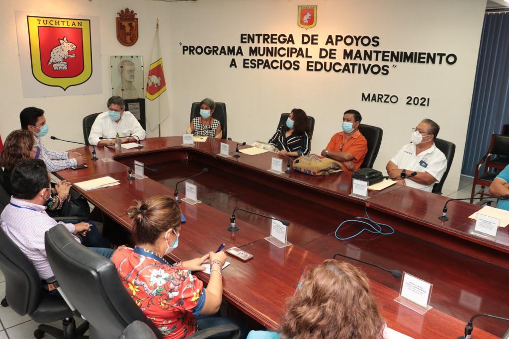 Segunda entrega en Tuxtla de apoyos para mantenimiento a espacios educativos