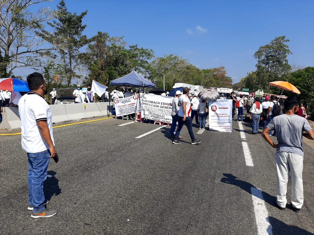 Sindicalizados del Cobach realizan bloqueo en la costera a la altura de Huehuetán 