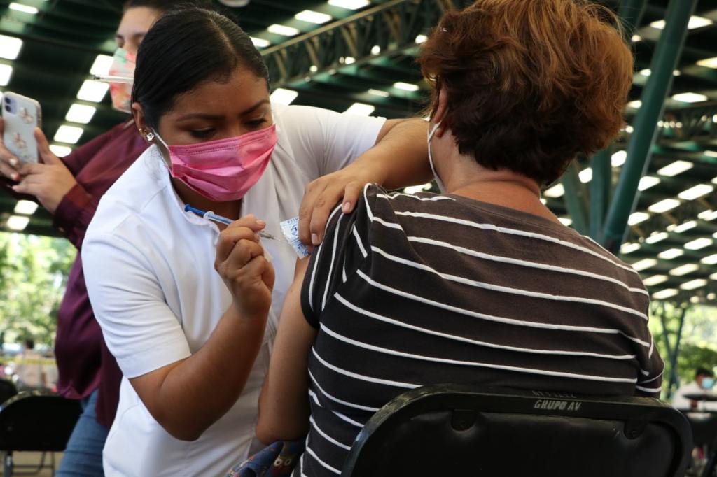 530 mil trabajadores de la educación serían vacunados en estos 5 estados