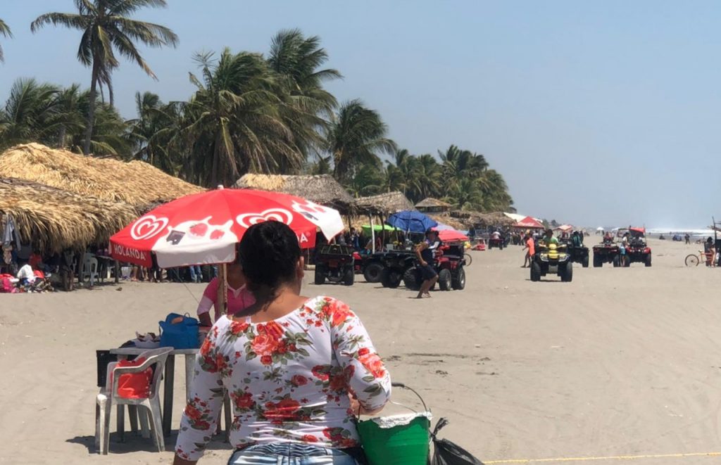 Abarrotan playas de Tonalá con pocas medidas de prevención ante riesgo de contagios 