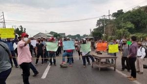 Bloqueo carretero en Tapachula por cierre de telebachilleratos comunitarios 