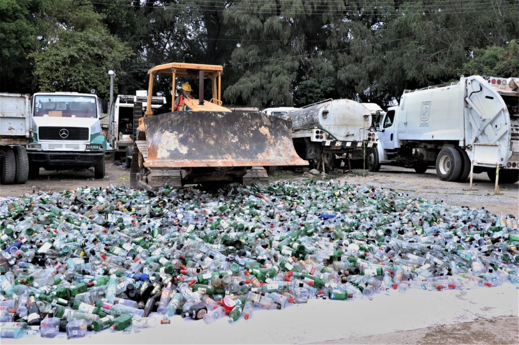 Destruyen botellas vacías en Tuxtla para evitar la venta de alcohol adulterado