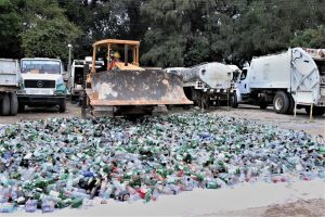 Destruyen botellas vacías en Tuxtla para evitar la venta de alcohol adulterado