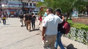 INM realiza redada caza migrantes sin documentos en parque central de Tapachula