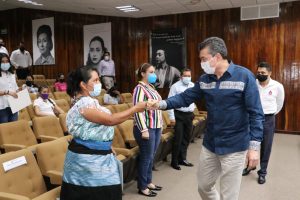 Jóvenes y adultos de Chiapas reciben certificados de primaria y secundaria