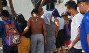 Migrantes denuncian que son agredidos por policías federales con gas pimienta