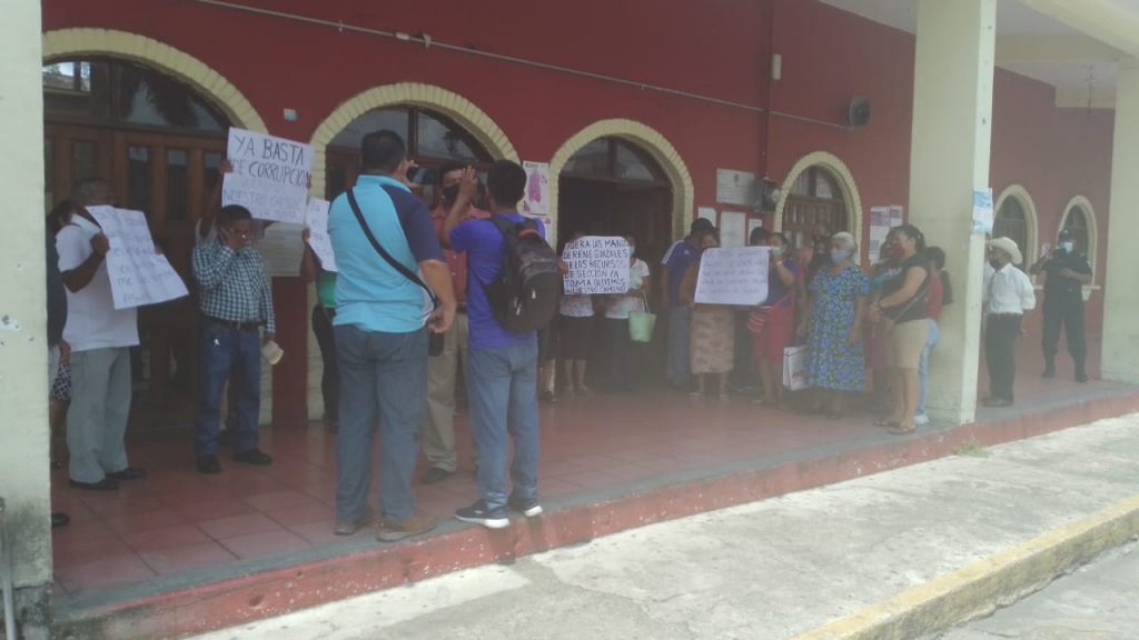 Protestan campesinos por desviación de recursos frente a la Presidencia de Tuxtla Chico