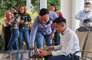 Reconocen a joven egresado del Cecyte Chiapas por la creación de su segundo libro