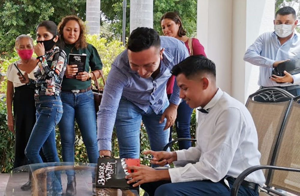 Reconocen a joven egresado del Cecyte Chiapas por la creación de su segundo libro