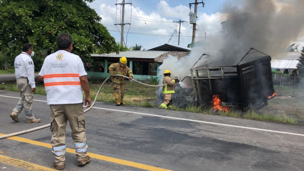 Se quema carro en el que transitaba candidata de RSP a la diputación federal por Tapachula  