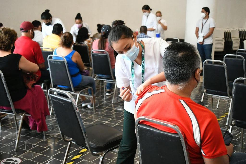 Arranca IMSS Chiapas aplicación de primera dosis para adultos de 40 a 49 años en Tapachula.