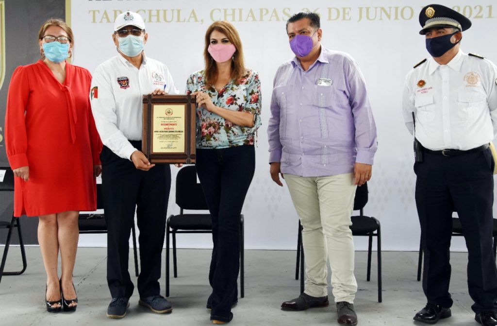 Bomberos entregan reconocimiento a Alcadesa de Tapachula Rosy Urbina Castañeda
