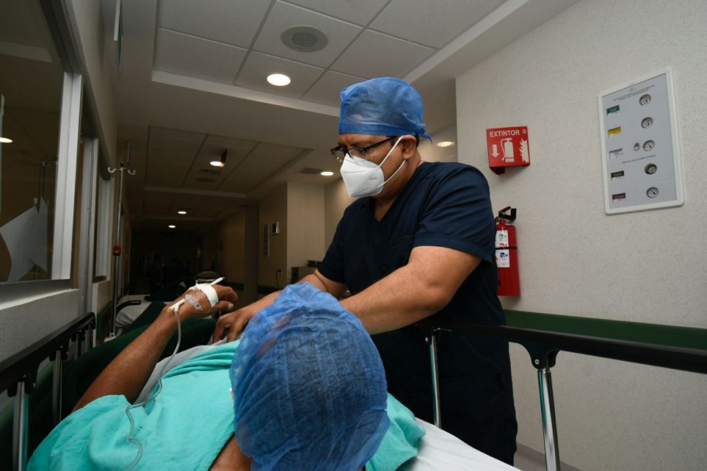 Cirujano del IMSS Chiapas regresa a combatir la pandemia, después de ser atendido por Covid-19