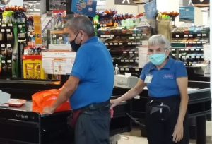 Golpe económico y emocional a adultos mayores impedirles ser empacadores o cerillos en tiendas comerciales 