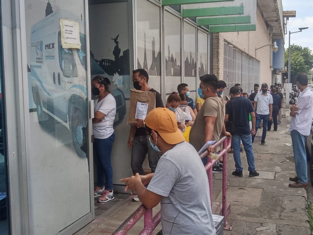 Largas filas de espera por falta de personal en oficinas del SAT en SEPOMEX Tapachula 