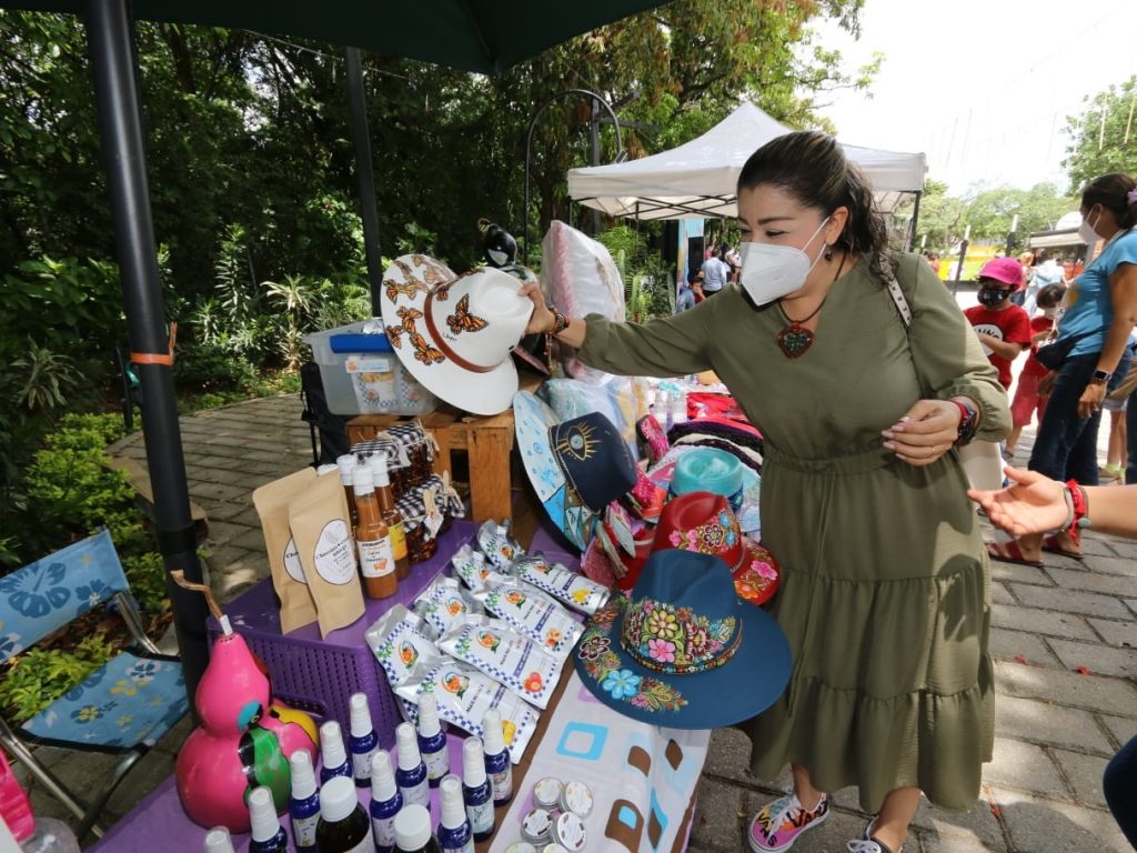 Nutrida asistencia en la 15ava edición Mercadito Las Tuxtlecas