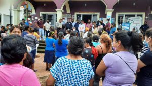 Pobladores de Unión Juárez toman Presidencia Municipal con reclamos al alcalde 