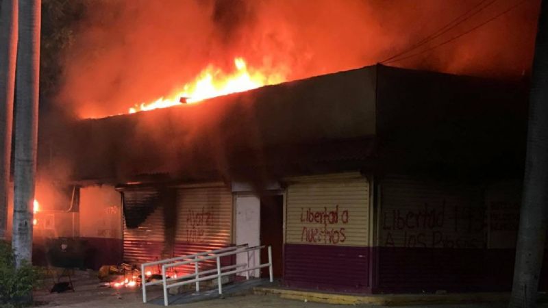 Presuntos normalistas queman oficinas del INE en Chiapas y se enfrentan policías y normalistas de Mactumactzá
