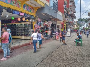 Clausura de cursos escolares genera repunte en ventas en el centro de Tapachula 