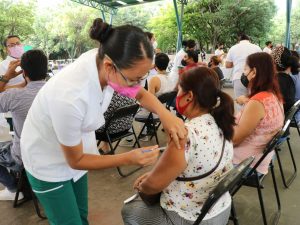 Continúan módulos itinerantes vacunando contra COVID-19 en otras zonas de Tuxtla
